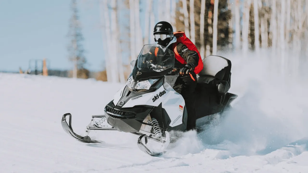 Snowmobiles tour